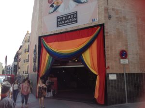 メルカード・サン・アントン、入り口は虹色の旗