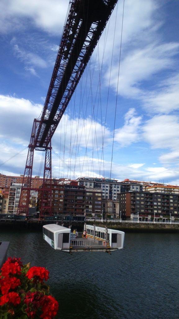 ビスカヤ橋 世界遺産 バスク地方ビルバオ郊外にある運搬橋 今も公共の交通機関として使われている