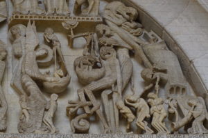 教会の地獄の彫刻
