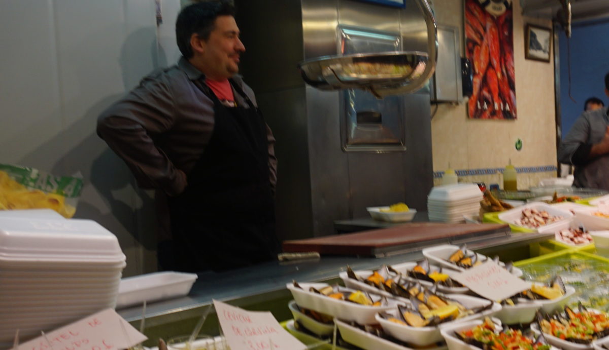 マドリードのセバダ市場のバル（メルカード・ラ・セバダ）魚屋のバルと市場の中は新しい食事スポット