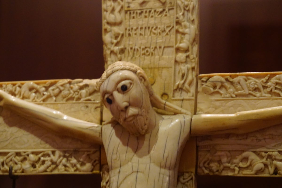 象牙のキリスト像