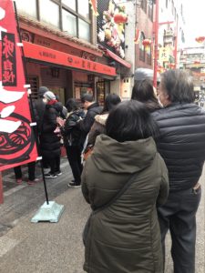 神戸のグルメ、中華街の豚まん老祥記に並ぶ人